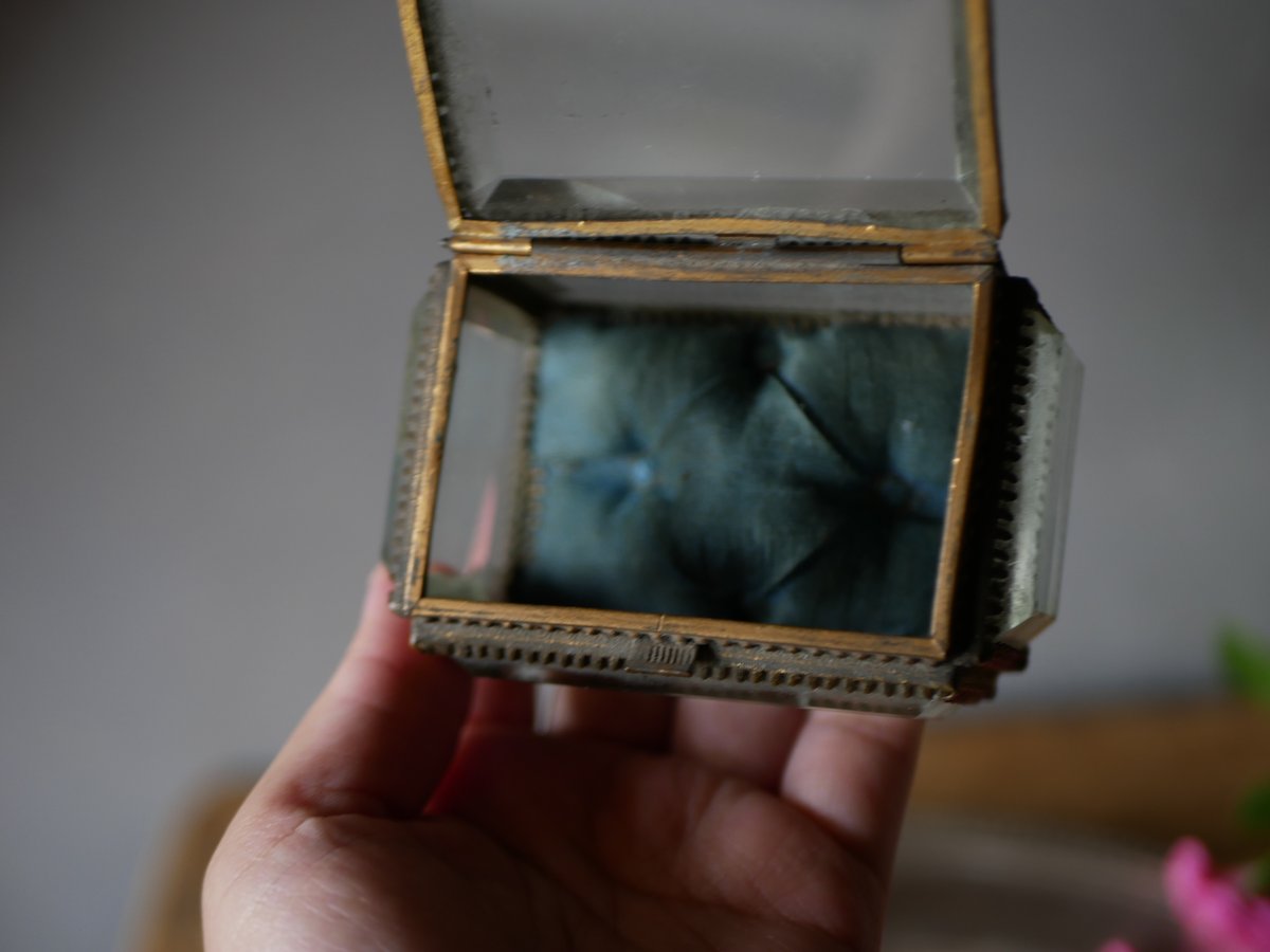 ガラスのジュエリーボックス フランスアンティーク アンティークのある