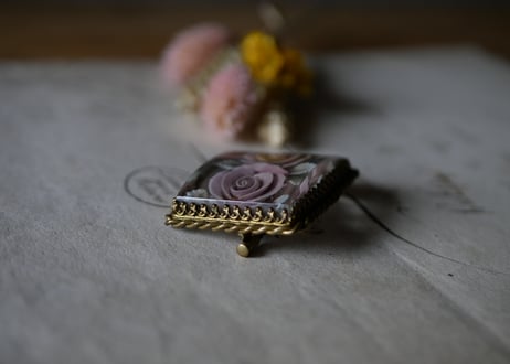 ローズ　lucite Brooch　ルーサイトブローチ　フランスヴィンテージ　ブロカント