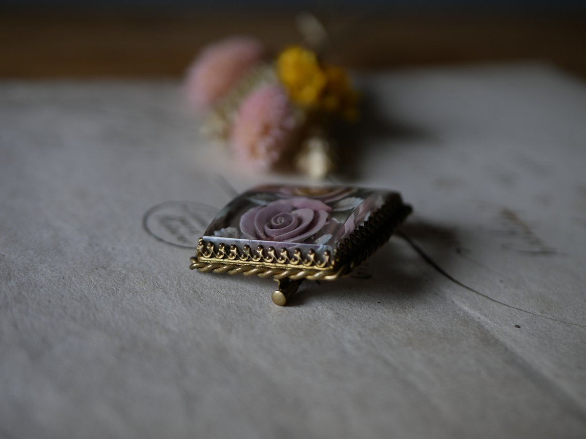 ローズ lucite Brooch ルーサイトブローチ フランスヴィンテージ