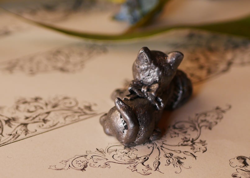 ピューター製 小さなオブジェ 置物 ネコ フランスアンティーク 猫