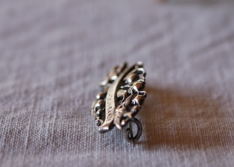 燕と鈴蘭のブローチ フランスアンティーク ツバメ すずらん | mamantique