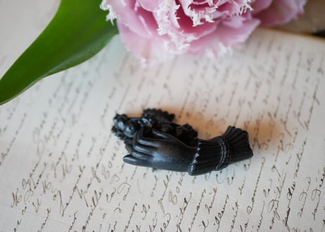 victorian brooch, Hand + panier