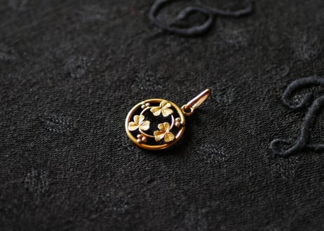 三つ葉　ネックレストップ　ペンダントトップ　ゴールドプレート　フランスアンティーク