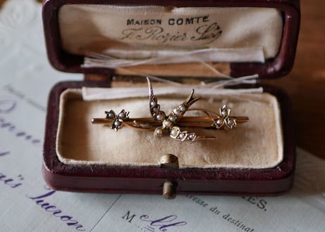 K9 seed pearl   SWALLOW  brooch