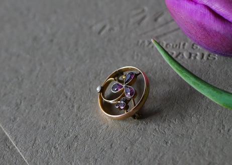 パープルの三つ葉ブローチ　ヴィンテージブローチ　フランスアンティーク