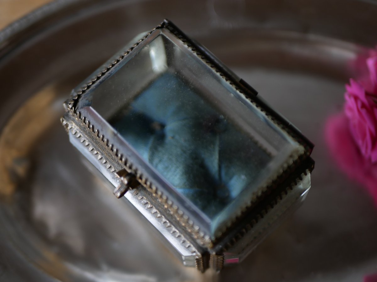 ガラスのジュエリーボックス フランスアンティーク アンティークのある