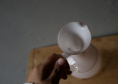 オパリンガラス　取っ手付きフラワーベース　ピシェ　フランスヴィンテージ　ブロカントのある暮らし