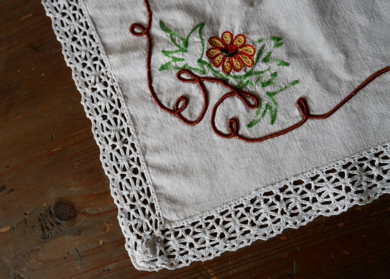 アンティークフランス アルザスチェック 花や葉の手刺繍ドイリー レッド＆ライム アンティークフランス アルザスチェック 花や葉の手刺繍ドイリー