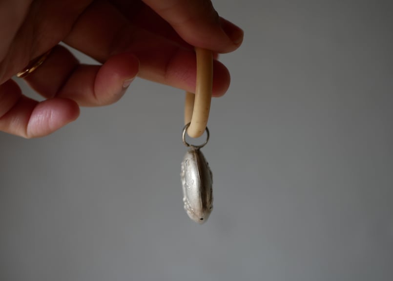 可憐なベビーラトル フランスアンティーク 純銀 がらがら ブロカントの