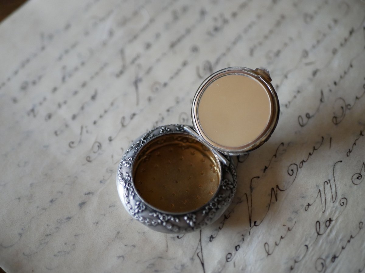 フランスアンティークシャトレーン　純銀製　貴婦人のパウダーケース フランスアンティークシャトレーン 純銀製 貴婦人のパウダー