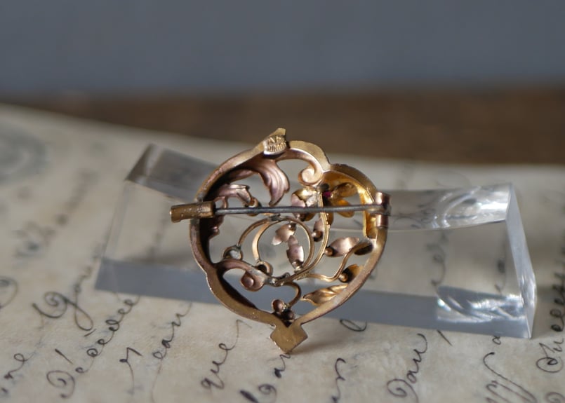 ゴールドプレート 赤い石とシードパール ブローチ フランス