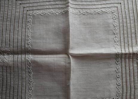 素敵な手刺繍　ハンカチ　フランスアンティーク　no.2