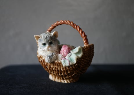 パニエに入った猫　置物　オブジェ　ブロカントのある暮らし　フランスヴィンテージ