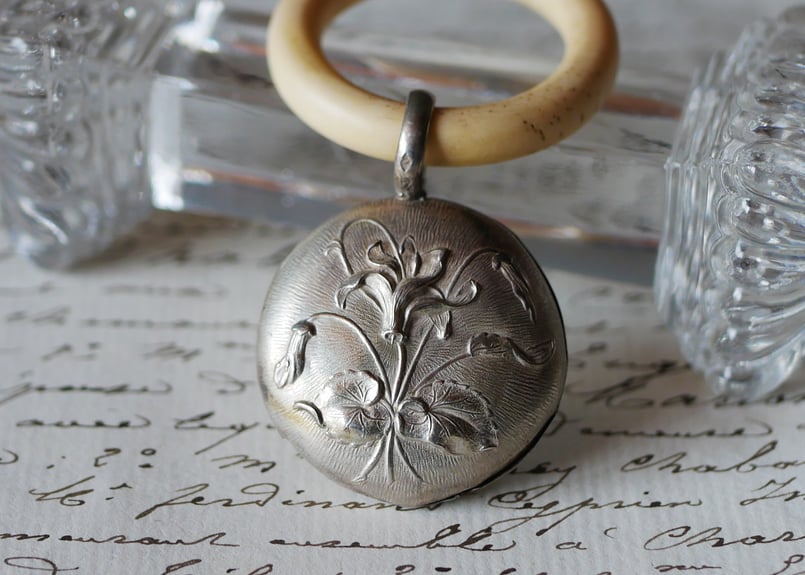 可憐なベビーラトル フランスアンティーク 純銀 がらがら ブロカントの