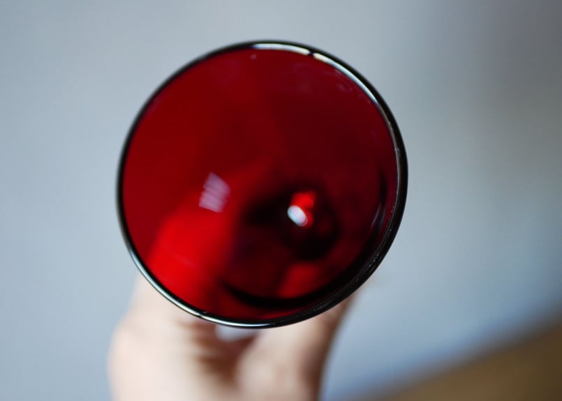 ワインレッドカラー 台座が可愛らしいグラス フランスアンティーク