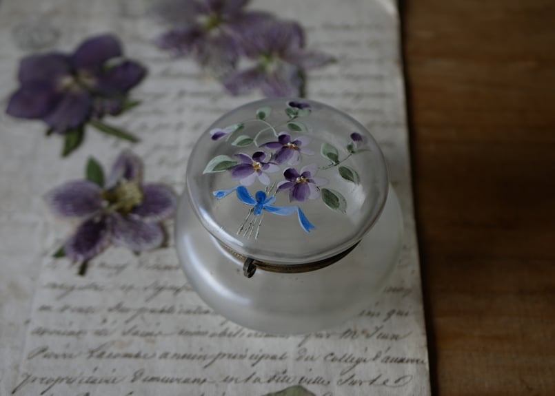 ハンドペイント パープルの花のブーケ ガラスのボンボニエール