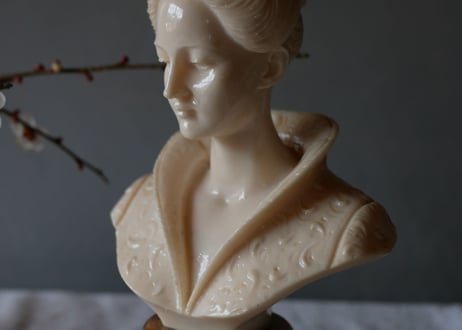 Beautiful woman Statue
