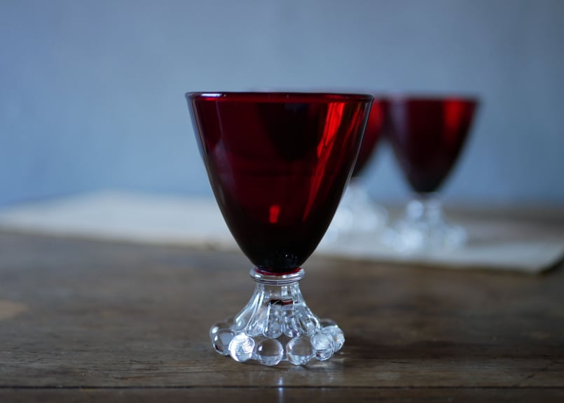 ワインレッドカラー 台座が可愛らしいグラス フランスアンティーク