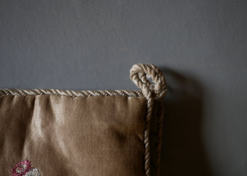 シルクのハンキーケース　手刺繡　フランスアンティーク　ブロカントのある暮らし シルクのハンキーケース手刺繡フランスアンティークブロカントの