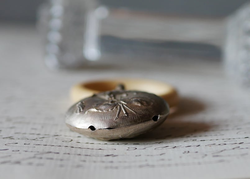 可憐なベビーラトル フランスアンティーク 純銀 がらがら ブロカントの