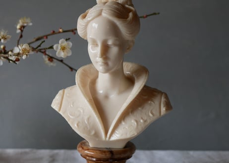 Beautiful woman Statue