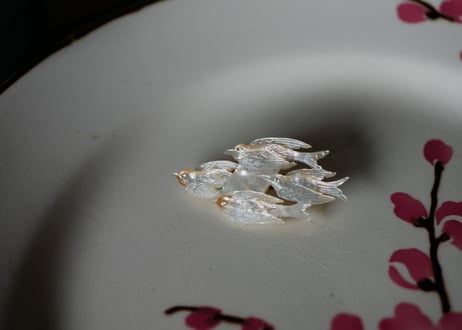 tsubame  brooch