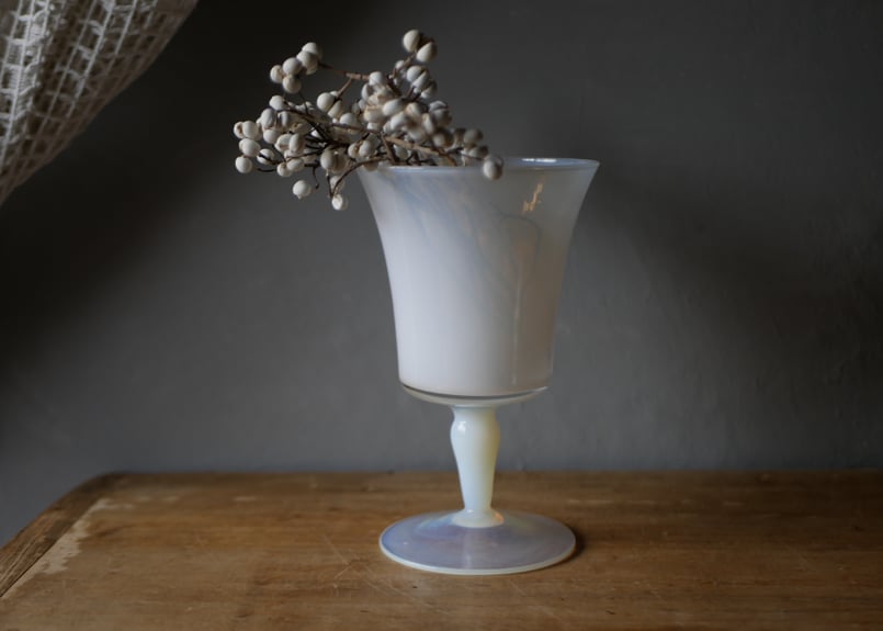 ホワイト オパリンガラス フラワーベース フランスヴィンテージ