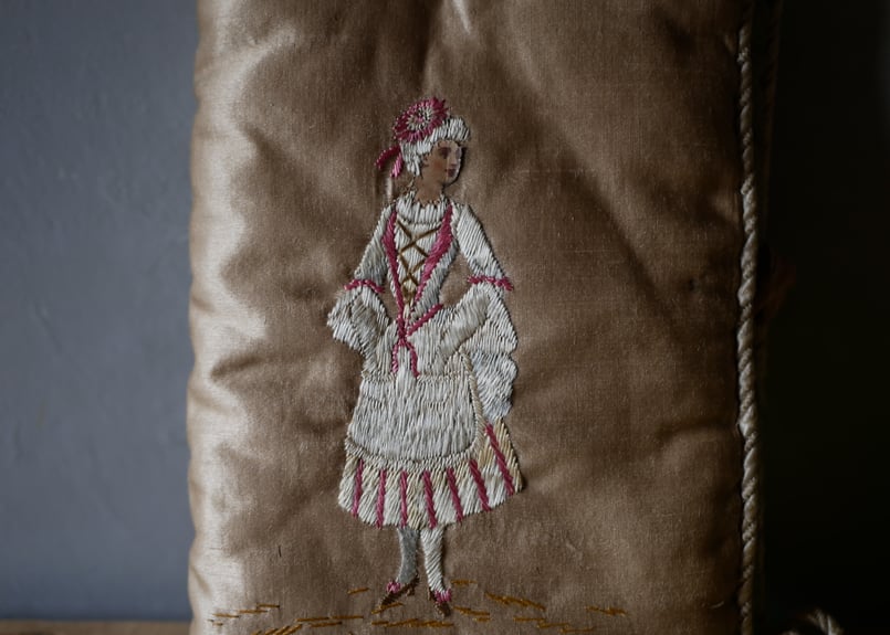 シルクのハンキーケース手刺繡フランスアンティークブロカントのある暮らし