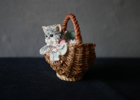 パニエに入った猫　置物　オブジェ　ブロカントのある暮らし　フランスヴィンテージ