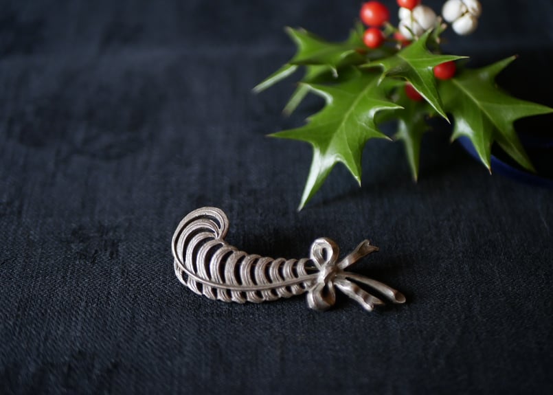 羽根の形をしたヴィンテージブローチ フランスヴィンテージ ブロカント