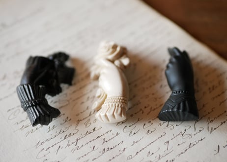victorian brooch, Pointed finger
