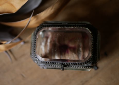 ガラスのジュエリーケース　横長　擦り切れたクッション　フランスアンティーク　アンティークのある生活