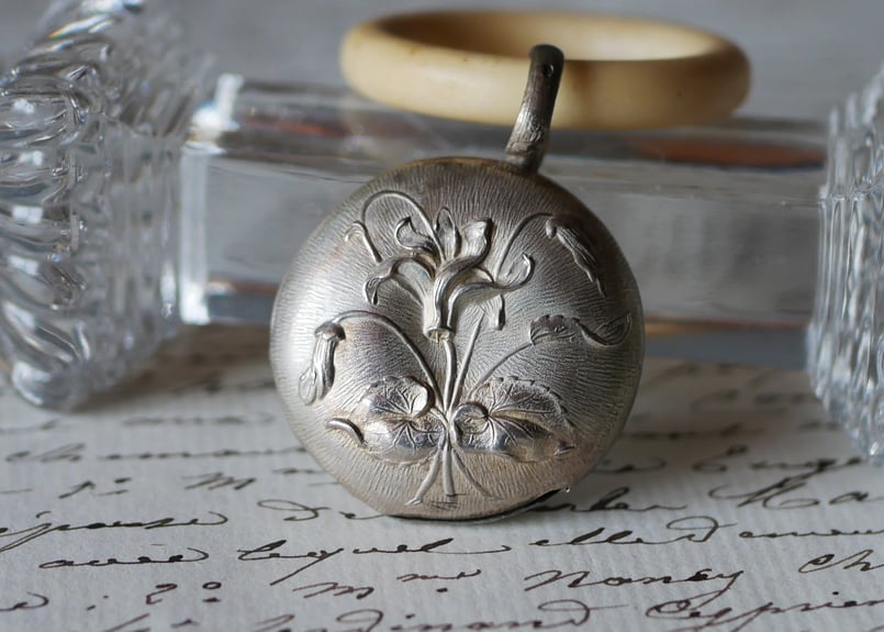 可憐なベビーラトル フランスアンティーク 純銀 がらがら ブロカントの