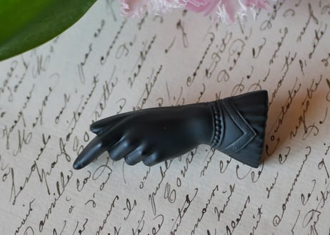 victorian brooch, Pointed finger
