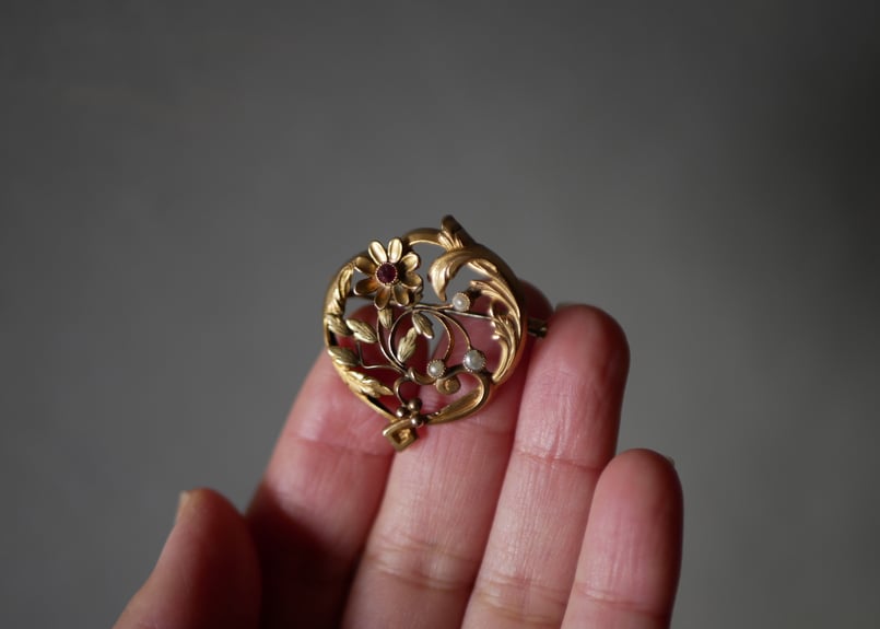 ゴールドプレート 赤い石とシードパール ブローチ フランス