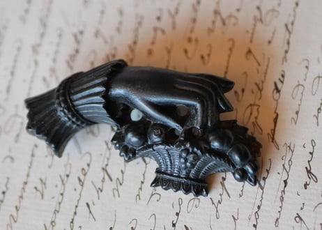 victorian brooch, Hand + panier