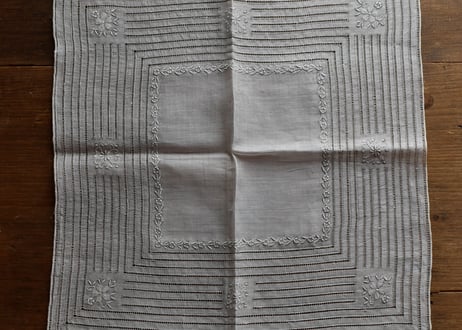 素敵な手刺繍　ハンカチ　フランスアンティーク　no.2