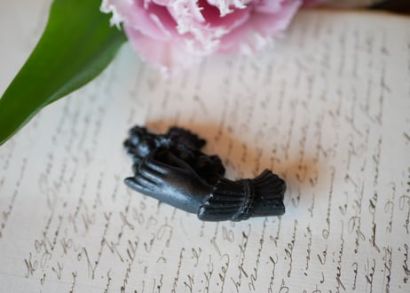 victorian brooch, Hand + panier