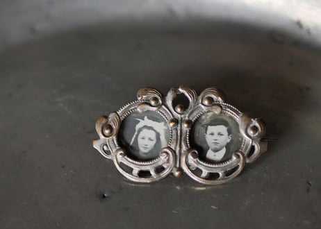 photo frame brooch