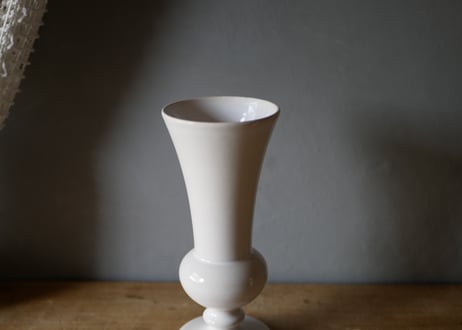 白いフラワーベース　フランスヴィンテージ　ブロカントのある暮らし　花器