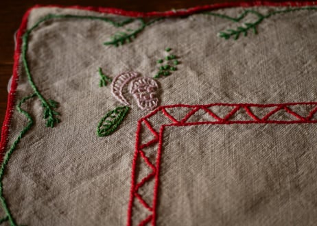 フランスアンティーク　手仕事　バラの手刺繍　クロス　ドイリー