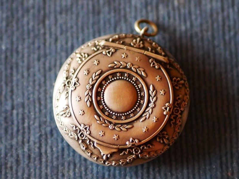 フランスアンティークシャトレーン　純銀製　貴婦人のパウダーケース フランスアンティークシャトレーン 純銀製 貴婦人のパウダー