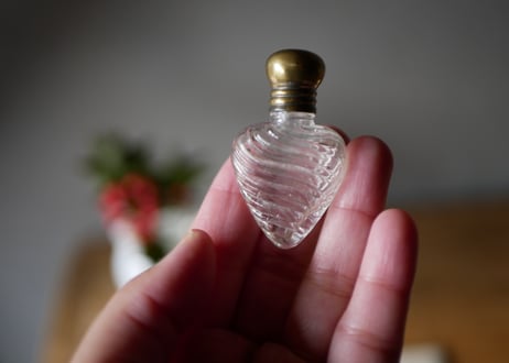 小さなガラスの香水瓶　旅行用　携帯用　ブロカントのある暮らし　フランスアンティーク