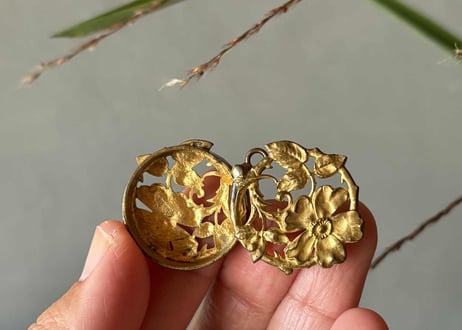 透かし細工の花　アンティークチャーム　ペンダントトップ　フランスアンティーク　アンティークのある暮らし