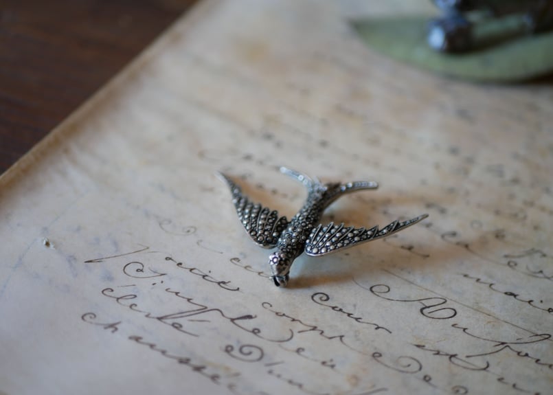 フランスアンティーク 幸せのツバメ ブローチ マーカサイト | mamantique