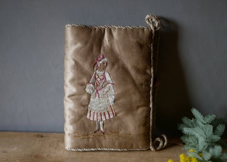 シルクのハンキーケース　手刺繡　フランスアンティーク　ブロカントのある暮らし