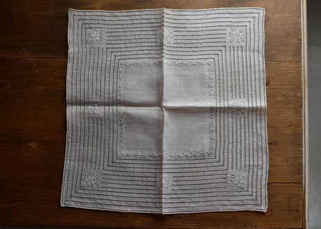 素敵な手刺繍　ハンカチ　フランスアンティーク　no.2