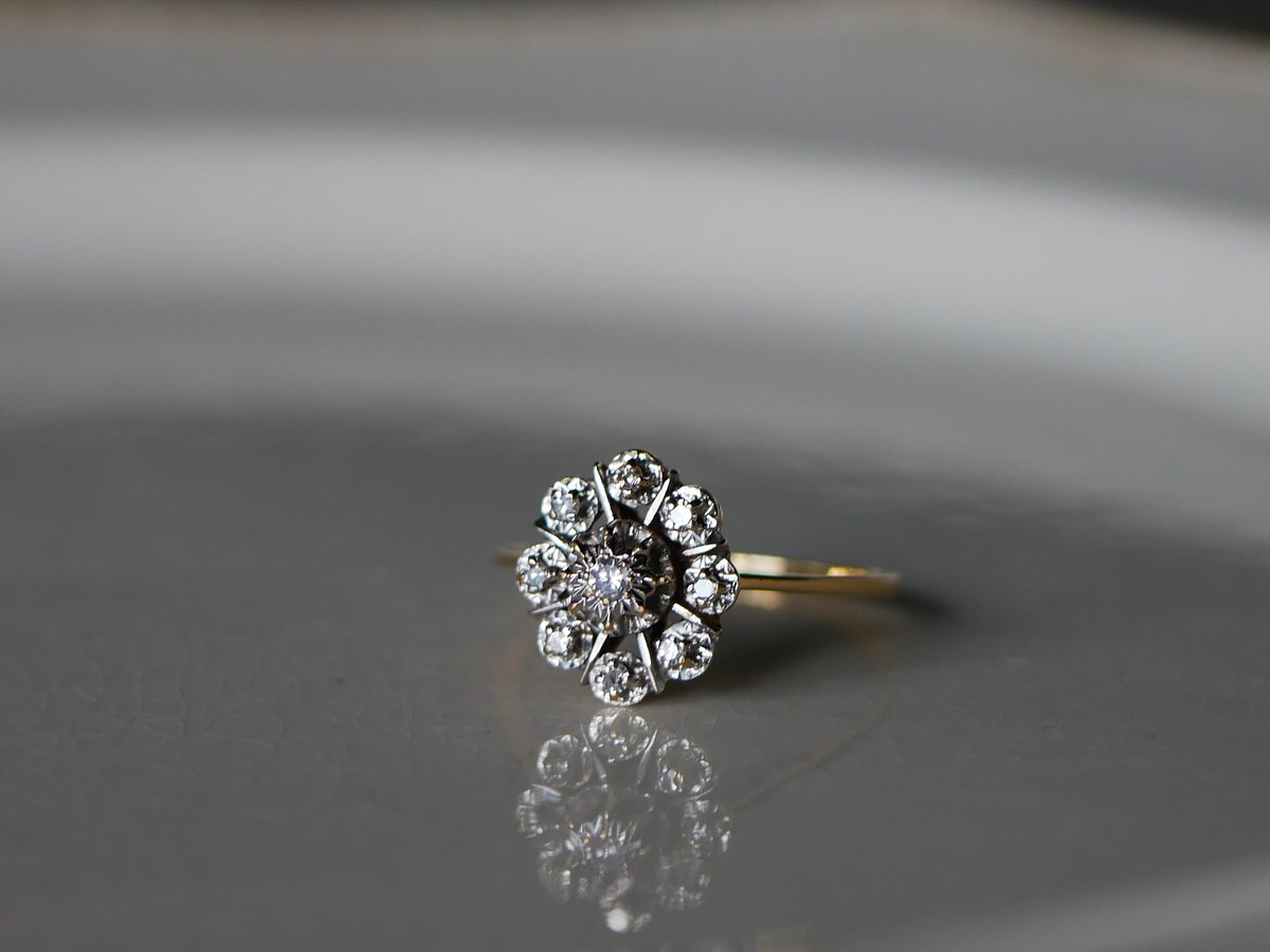 遺品整理　美品　指輪　アンティークヴィンテージ　ダイヤモンド　フラワー 18金 フィンランド ダイヤモンド フラワーリング （北欧 ビンテージ