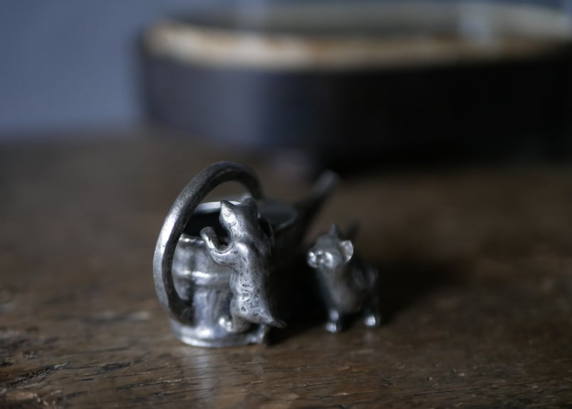 ピューター製 猫とジョウロ フランスアンティーク サイン入り