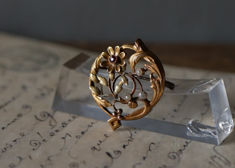 ゴールドプレート 赤い石とシードパール ブローチ フランス